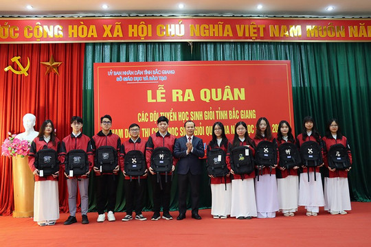 Chủ tịch tỉnh Bắc Giang tặng Bằng khen 136 GV, HS xuất sắc