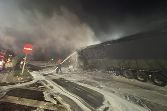 Container bất ngờ bốc cháy dữ dội trên quốc lộ 1A