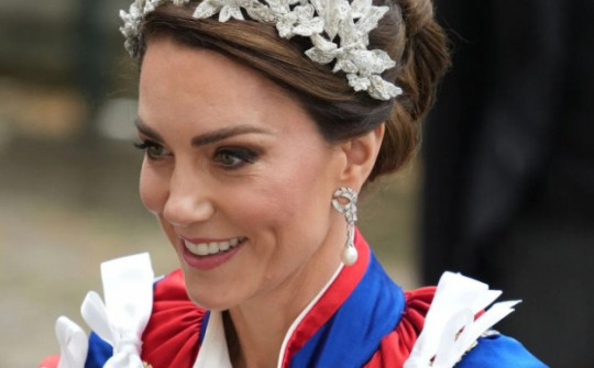 Kate Middleton đeo chuỗi trang sức của Công nương Diana tại Lễ đăng quang