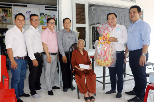 Trường ĐH Cửu Long thăm các Mẹ Việt Nam Anh hùng