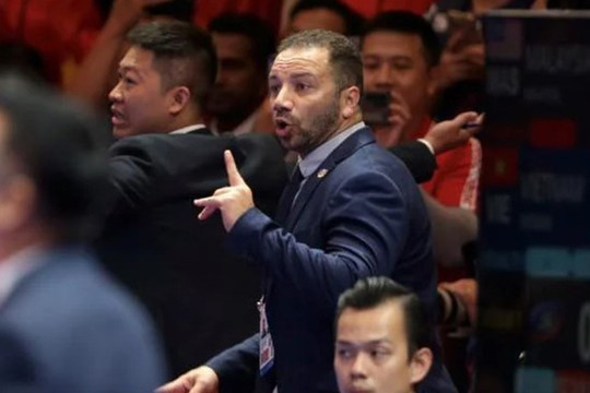 HLV karate Malaysia bị đuổi khỏi phòng thi, mắng học trò vì thua VĐV Việt Nam