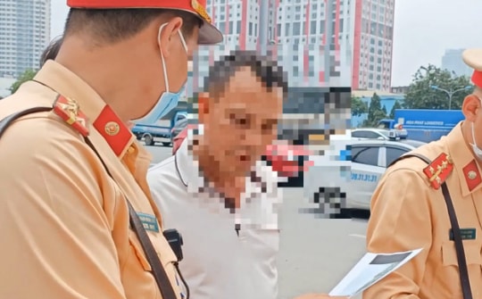 Cảnh sát giao thông mang máy in ra chốt, tài xế ngỡ ngàng khi xem hình ảnh vi phạm