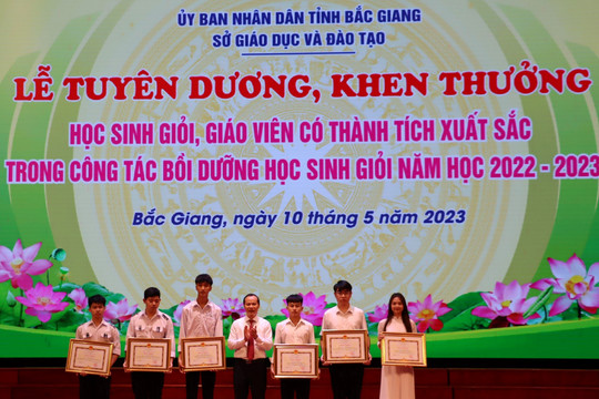 Bắc Giang khen thưởng giáo viên, học sinh xuất sắc