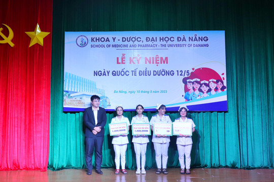 Sinh viên trường Y khoa Đà Nẵng kỷ niệm Ngày Quốc tế điều dưỡng