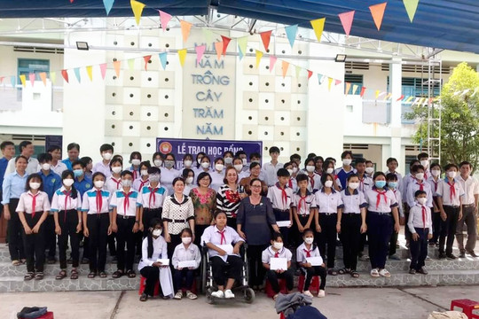 An Giang trao học bổng cho học sinh nghèo vượt khó huyện Tri Tôn