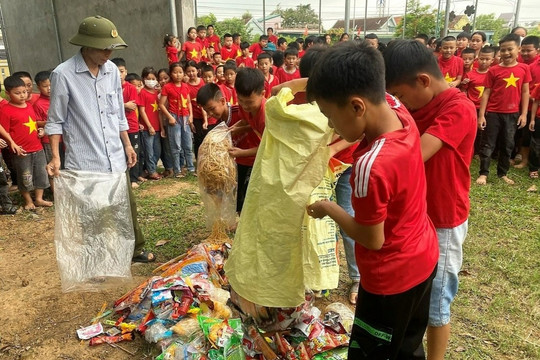 Học sinh chứng kiến việc tiêu hủy bánh, kẹo bán trước cổng trường
