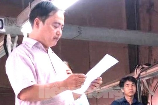 Công nhân "đứng hình" nghe sếp đọc thông báo đóng cửa doanh nghiệp