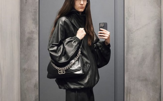 Balenciaga Fall 2023 lăng xê tông màu đen, kiểu dáng phóng khoáng