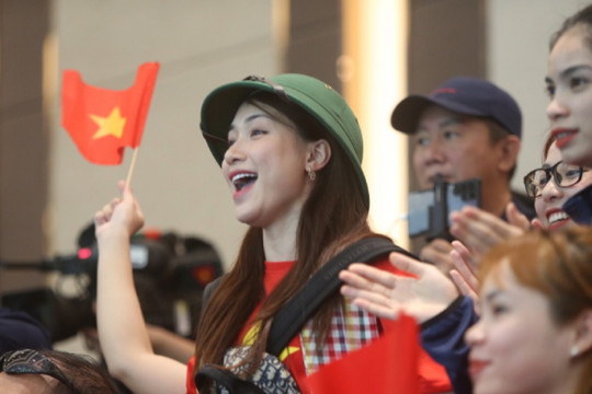 Ca sĩ Hòa Minzy và dàn hot-girl Việt Nam làm sôi động sàn đấu SEA Games