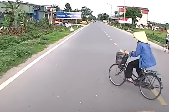 Ô tô suýt lao xuống mương vì tránh người đi xe đạp tạt sang đường bất ngờ
