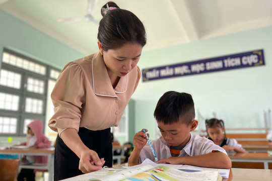 Cô giáo người Hà Lăng xung phong vào vùng khó dạy chữ