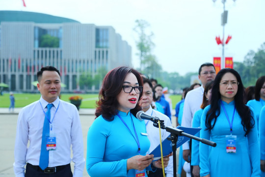 Gần 400 đại biểu Trường Đại Học Mở Hà Nội báo công dâng Bác