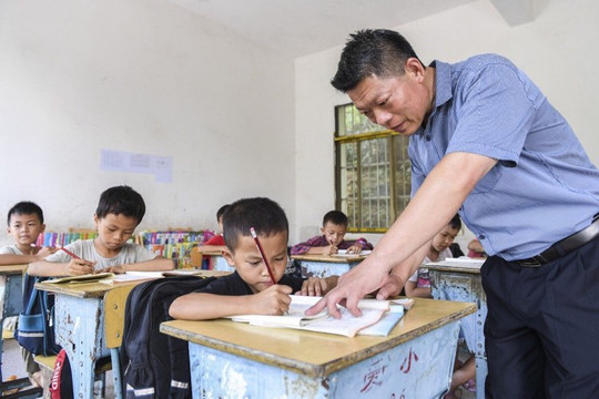 Trung Quốc tuyển 52 nghìn cử nhân về nông thôn làm giáo viên