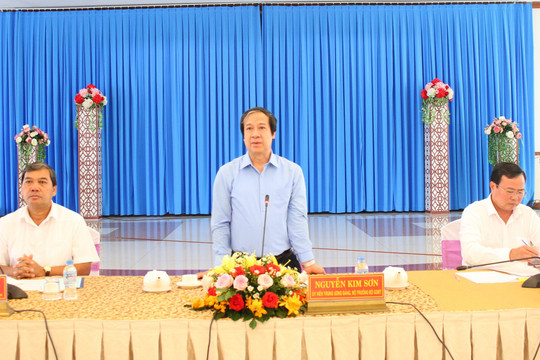 Bộ trưởng Nguyễn Kim Sơn lắng nghe, chia sẻ cùng GD Trà Vinh
