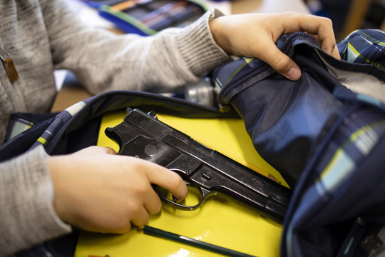 Thêm một học khu ở Mỹ cấm balo vì phát hiện học sinh mang súng đi học