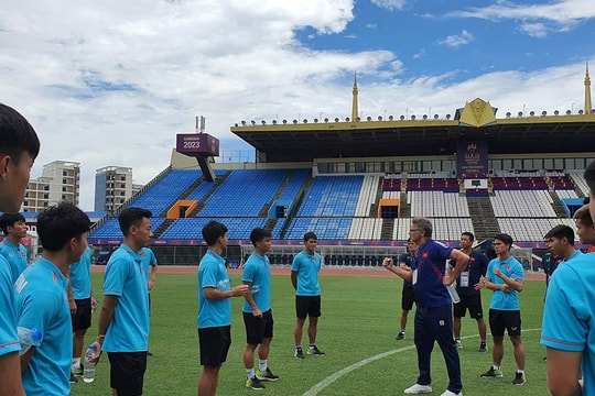 U22 Việt Nam không được tập ở sân đá bán kết, đến thăm sân chụp ảnh rồi về