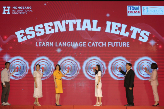 Đại học Quốc tế Hồng Bàng tặng khóa học IELTS cho tân sinh viên