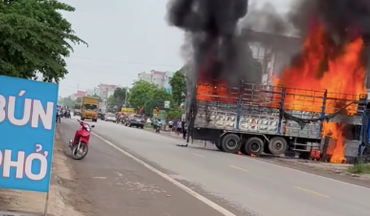 Clip tài xế lái xe tải đang bốc cháy ra xa khu dân cư