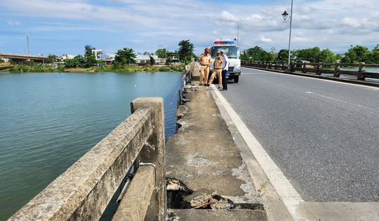 Hình ảnh một cây cầu ở Quảng Nam bất ngờ đứt gãy lan can