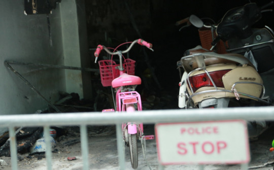 Xót xa hình ảnh chiếc xe đạp màu hồng trong căn nhà cháy khiến 4 bà cháu tử vong ở Hà Nội