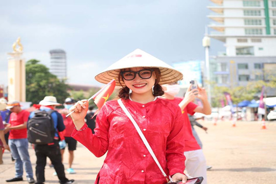 U22 Việt Nam đấu Indonesia: Cô giáo nghỉ dạy đi cổ vũ, bóng hồng khoe sắc trên sân