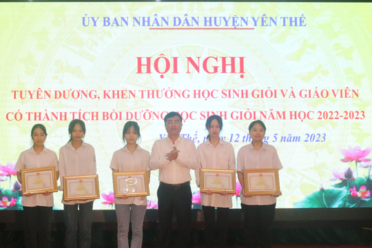 Bắc Giang khen thưởng giáo viên, học sinh có thành tích xuất sắc