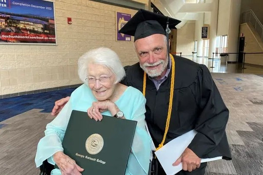 Mẹ 98 tuổi dự lễ tốt nghiệp đại học của con trai 72 tuổi