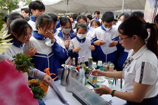 Hàng trăm học sinh Quảng Bình được tư vấn tuyển sinh nghề nghiệp