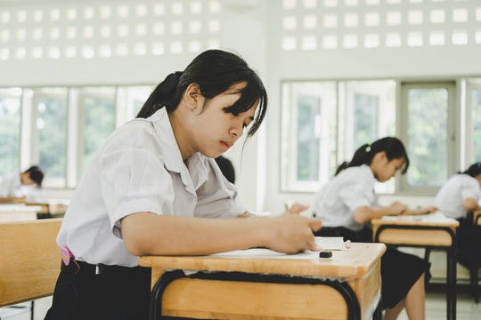 Nhiều trường học Singapore nới lỏng quy định về đồng phục do nắng nóng