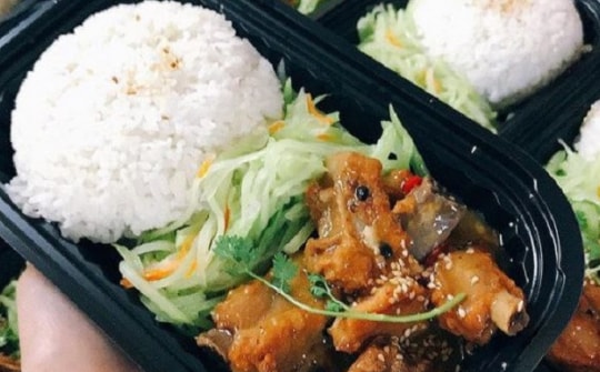 Kịp thời “quay xe” sau bão Covid-19, tiệm cơm văn phòng bán cả trăm suất mỗi ngày