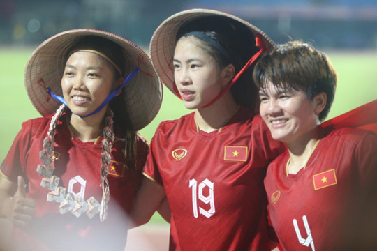 Huỳnh Như, Thanh Nhã đội nón lá mở hội mừng HCV bóng đá SEA Games 32