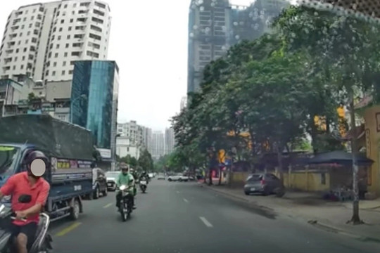Video người đi xe máy lấn sang làn đường ngược chiều, nhổ nước bọt vào ô tô