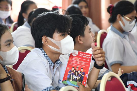 Trường CĐ Việt Mỹ Cần Thơ hướng nghiệp cho học sinh lớp 12