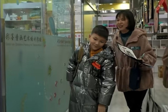 Phụ huynh Trung Quốc cho con học thêm bất chấp giá cả và pháp luật