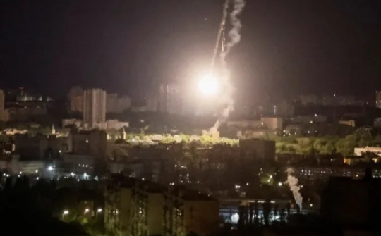 Nhiều tiếng nổ lớn ở Kiev - Ukraine nói Nga tấn công bất thường