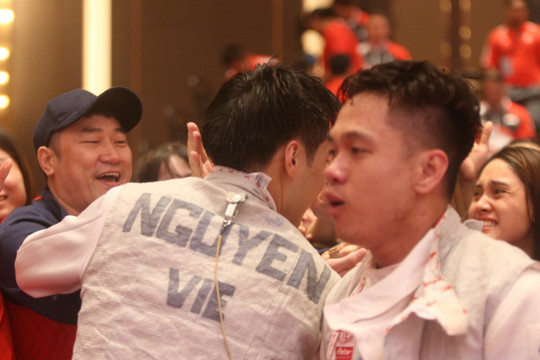 Vỡ òa đội kiếm liễu Việt Nam khóc mừng tấm HCV SEA Games lịch sử
