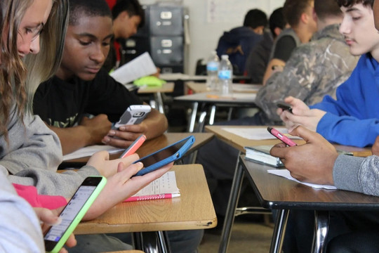Học sinh Mỹ được cầm điện thoại nhưng không thể dùng