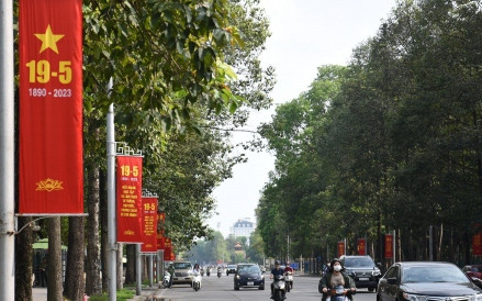 Phố phường Hà Nội rực rỡ cờ hoa chào mừng kỷ niệm 133 năm Ngày sinh Bác Hồ