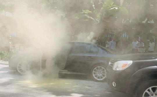 Ô tô BMW bất ngờ bốc cháy giữa trưa nắng ở Hà Nội
