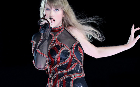 Thời trang lộng lẫy như nữ thần từ chuyến lưu diễn thế kỷ của Taylor Swift