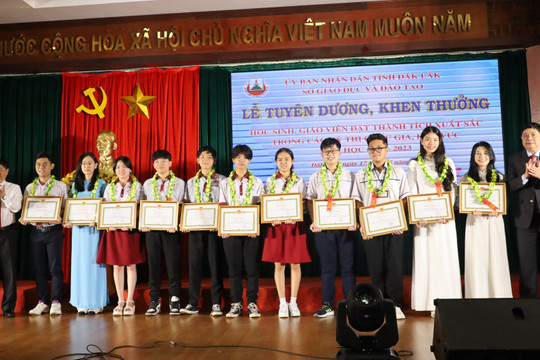 Đắk Lắk tuyên dương học sinh xuất sắc trong các kỳ thi quốc gia