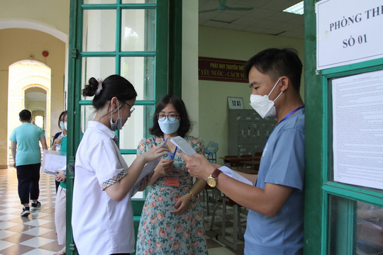 Tuyển sinh lớp 10 Hà Nội tiếp tục nóng tại các quận nội thành