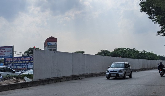 Hơn 500 m tường bêtông cao bất ngờ dựng giữa con đường đắp chiếu hơn 10 năm