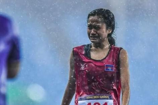 VĐV điền kinh khóc dưới mưa của Campuchia dùng tiền thưởng để trả nợ cho mẹ