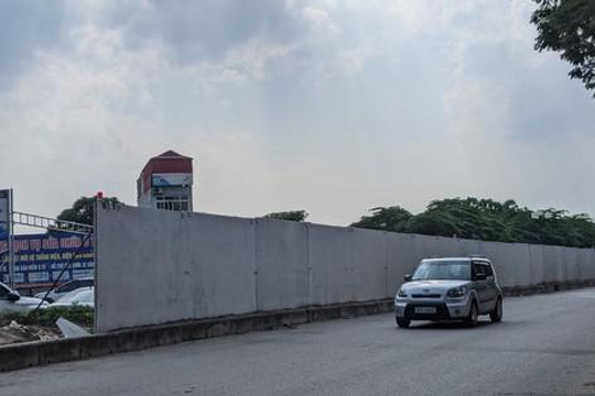 Hơn 500m tường bêtông cao bất ngờ dựng giữa con đường "đắp chiếu" hơn 10 năm