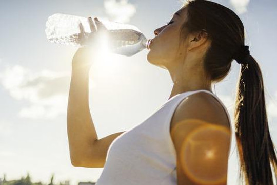 Mùa nắng nóng uống bao nhiêu nước là đủ?