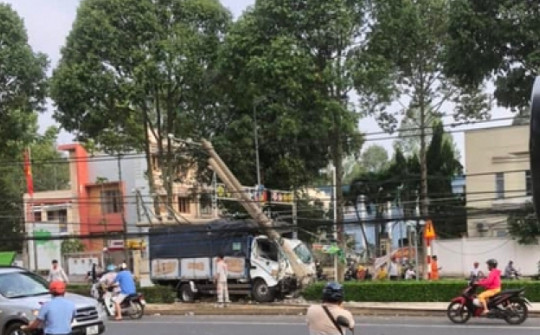 Xe tải tông lật ôtô 7 chỗ, gãy cột điện, gần 9.000 hộ dân ở Đồng Nai mất điện
