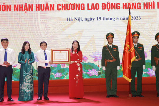 Trường Lê Duẩn đón nhận Huân chương Lao động hạng Nhì