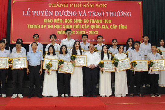 Hơn 140 học sinh và giáo viên Thanh Hóa được vinh danh