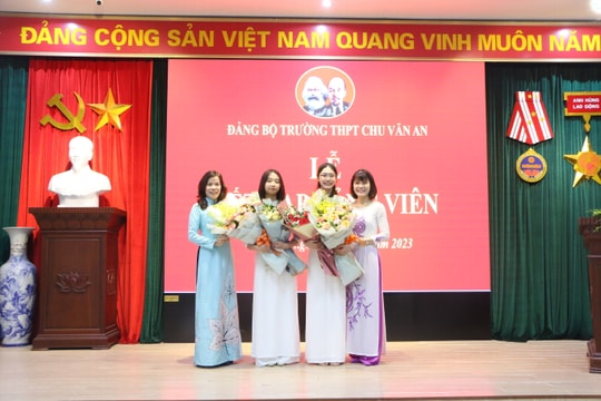 'Ngôi trường xuyên thế kỷ' kết nạp 2 học sinh vào Đảng